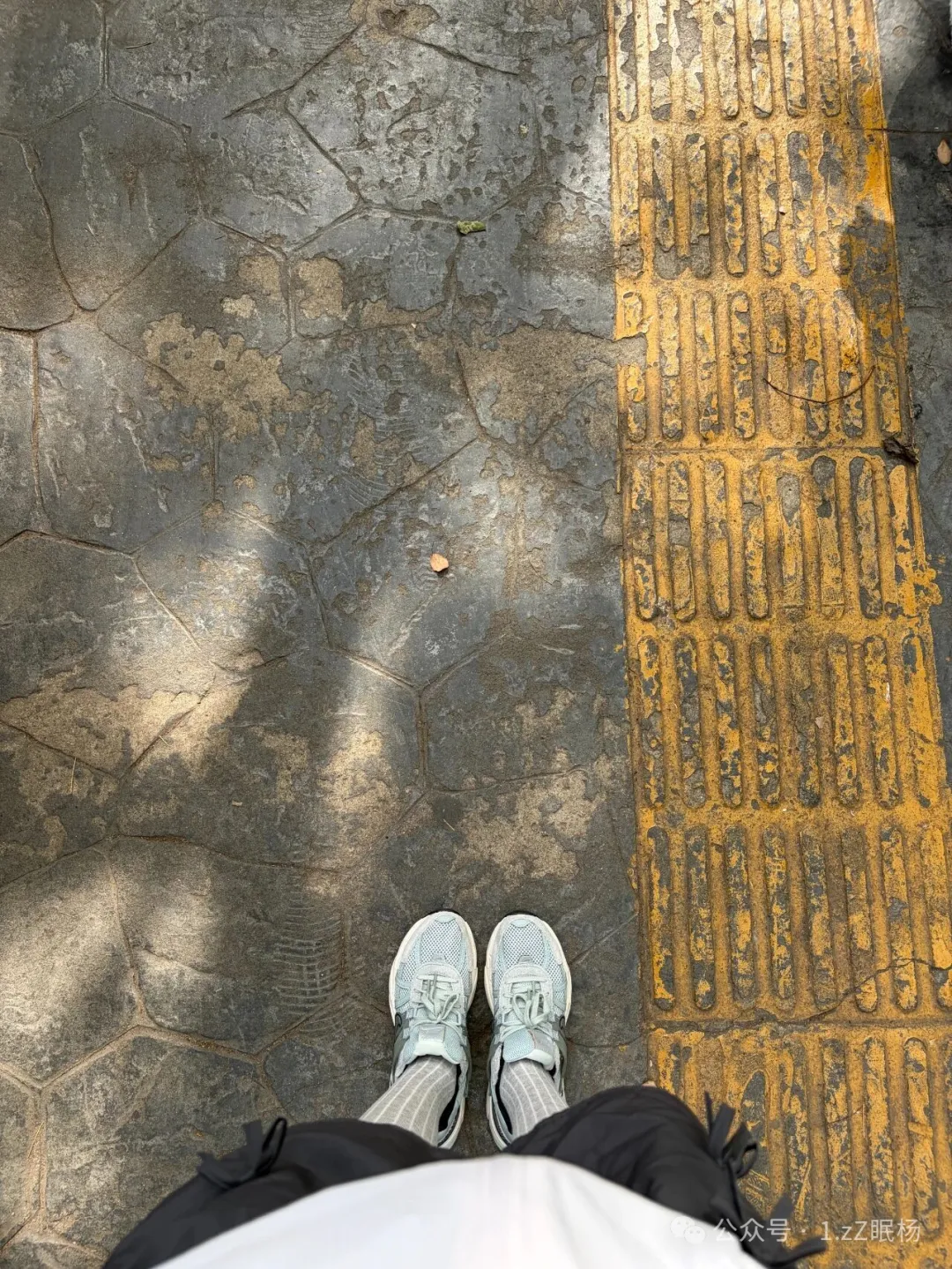 光影交错下的脚印